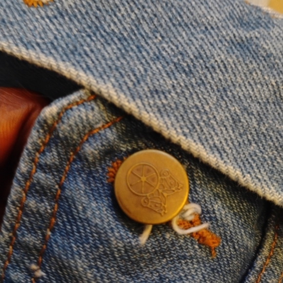 Jean jacket raised design - Picture 3 of 7